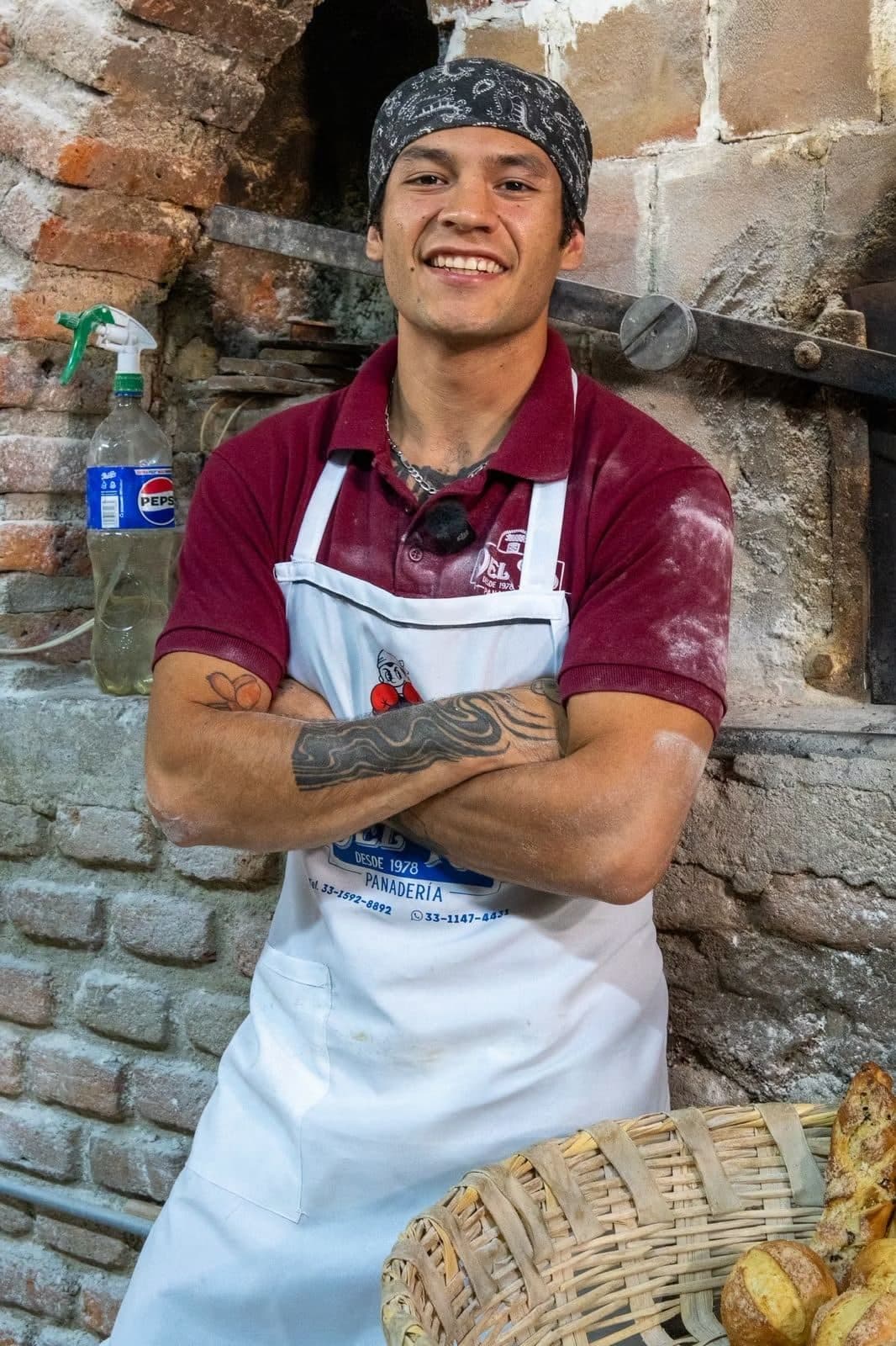 Diego del Río con su mandil, frente al horno de la panadería