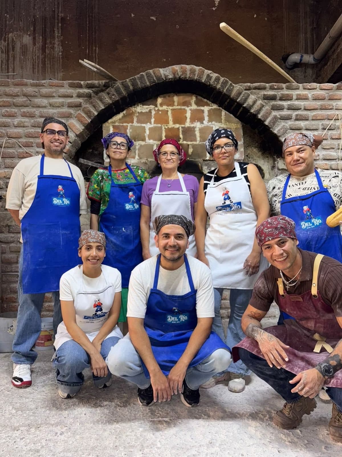 Alumnos de un curso presencial con Diego, frente al horno de leña